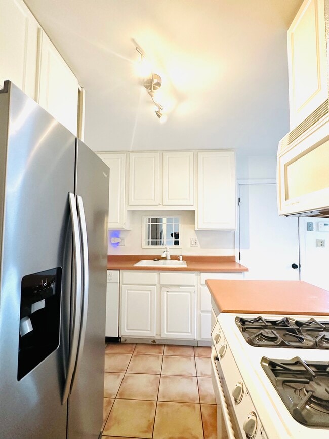 Building Photo - 1021 Perry Dr