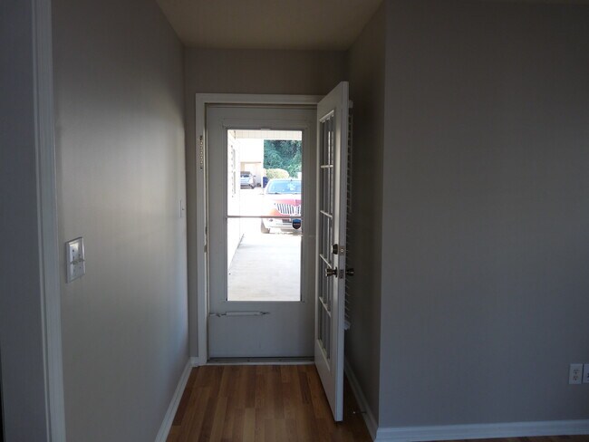 Pasillo hacia la puerta principal. Parte trasera. - 136 Portofino Ln SW