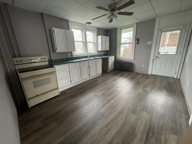 Building Photo - 4 Bedroom 1 Bath