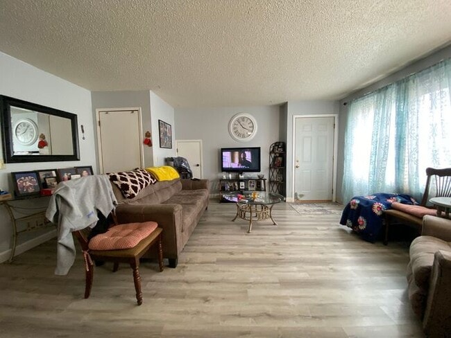 Building Photo - $1,095 | 2 Bed, 1 Bath Apartment | Pets Negotiable* | Available for August 1st 2026 Move In!