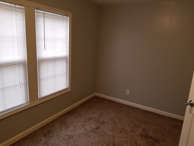 Bedroom - 1600 Bloomfield Rd