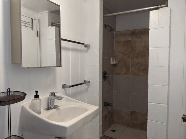 Building Photo - 430 Dayton Ln