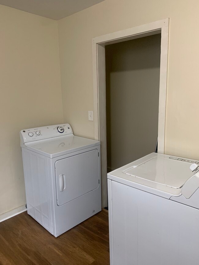 Building Photo - 2 Bedroom 1 bath