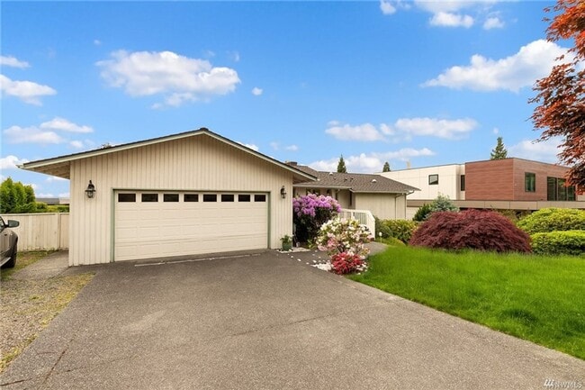 Photo - 4 Bed 2.5 Bath Kirkland - Lake WA Schools House
