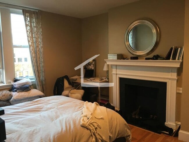 Foto del edificio - No Brokers Fee, Steps from Agganis Arena, heat, Hot Water Included, Laundry on a Site, Parking fo...
