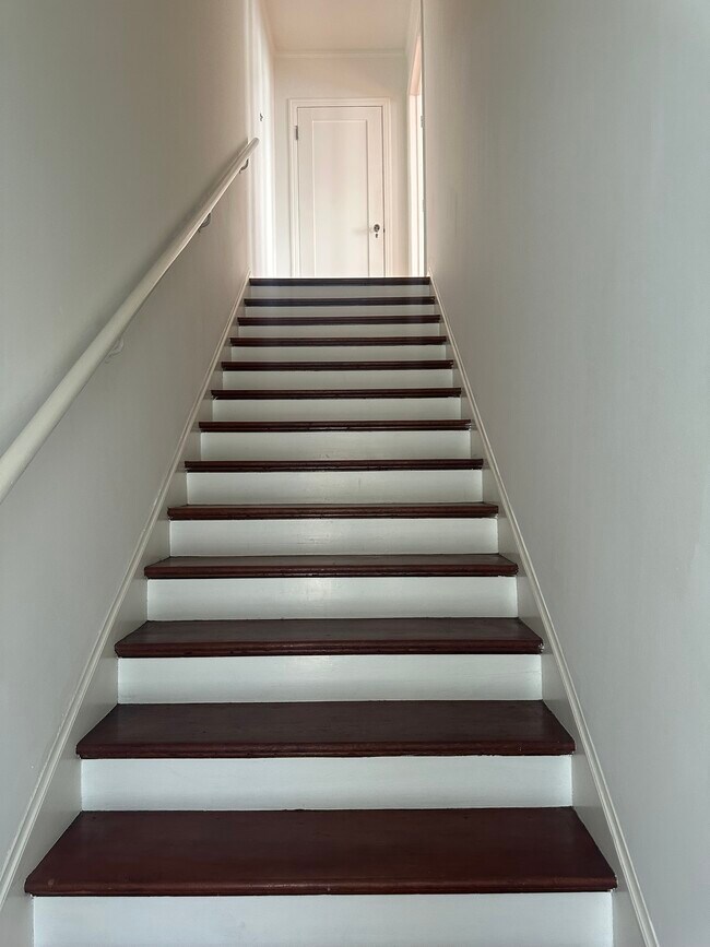 Entrada - 612 N Plymouth Blvd