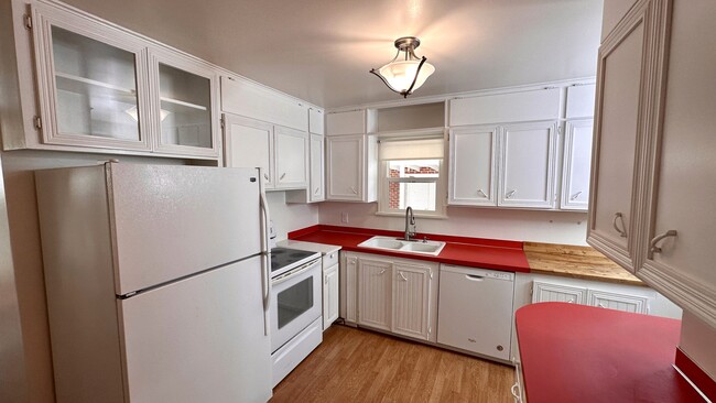 Kitchen - 2040 W Pandora Dr