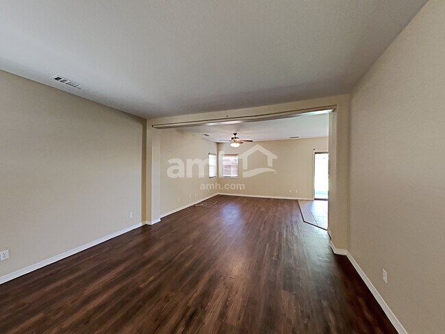 Building Photo - 18642 W Sunnyslope Lane