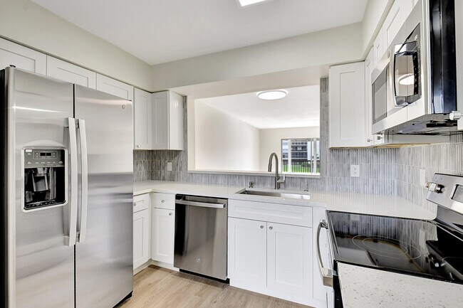 Foto del edificio - 14360 Strathmore Ln