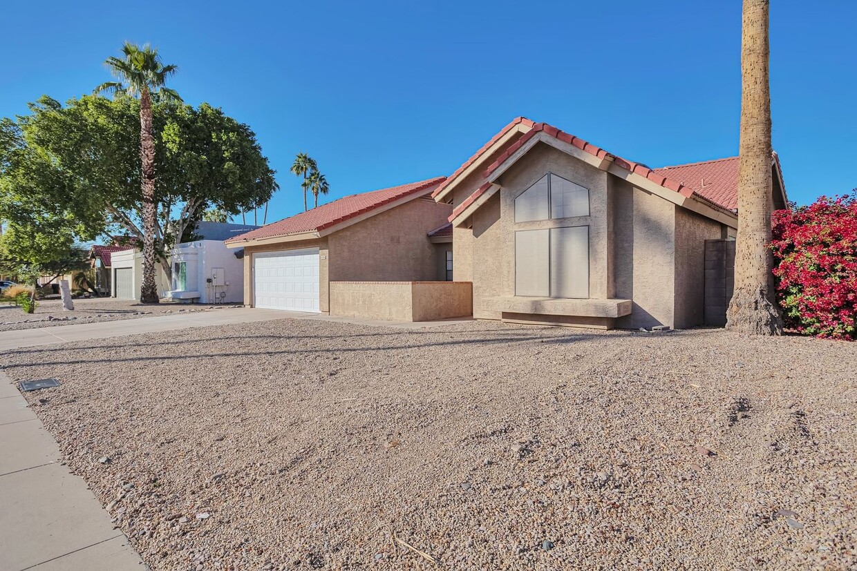 Foto principal - Beautiful 3 Bed Home in Scottsdale with Pr...