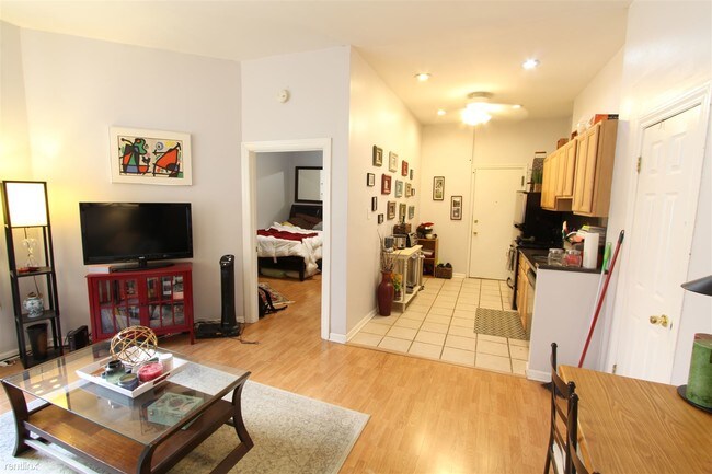Building Photo - 1 br, 1 bath  - 20 E Goethe St Apt 203