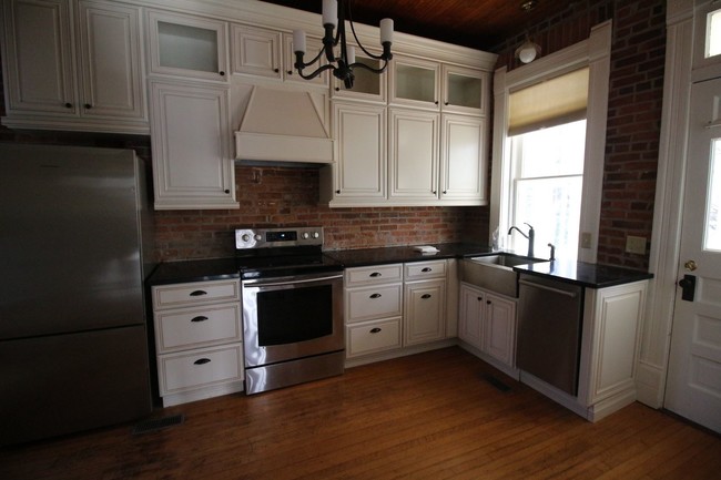 Building Photo - 3 br, 1.5 bath House - 111 Wall Street