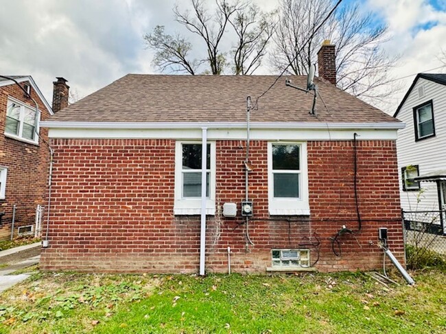 Building Photo - Beautifully Updated 3 Bedroom 1 Bath House...