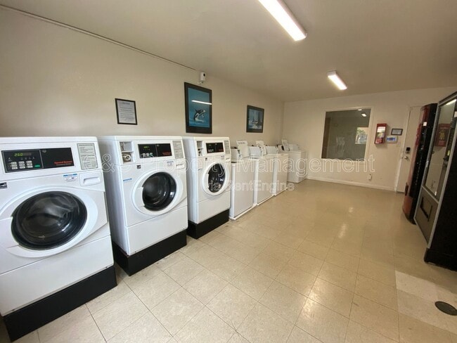 Building Photo - 3270 Del Monte Blvd