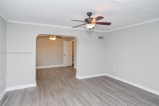 Foto del edificio - 921 NW 202nd St