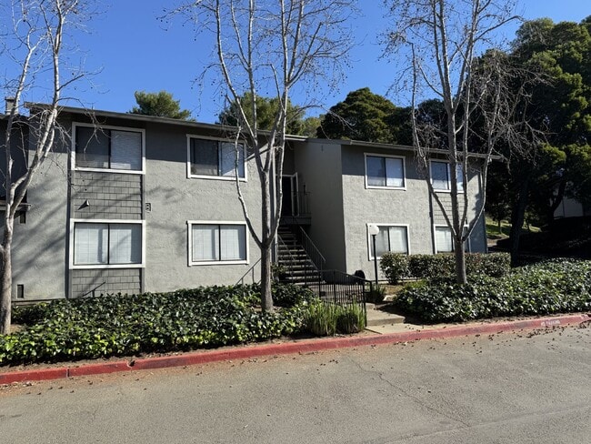 Building Photo - 900 Cambridge Dr