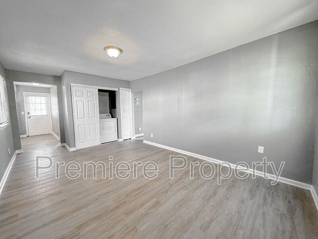 Building Photo - 807 S Savage St