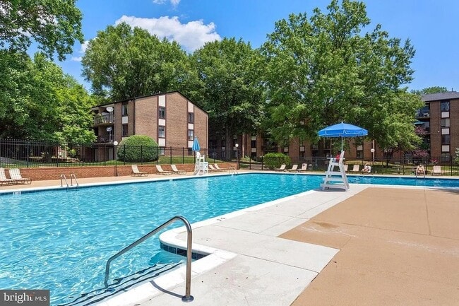 Foto del edificio - 9725 Kings Crown Ct