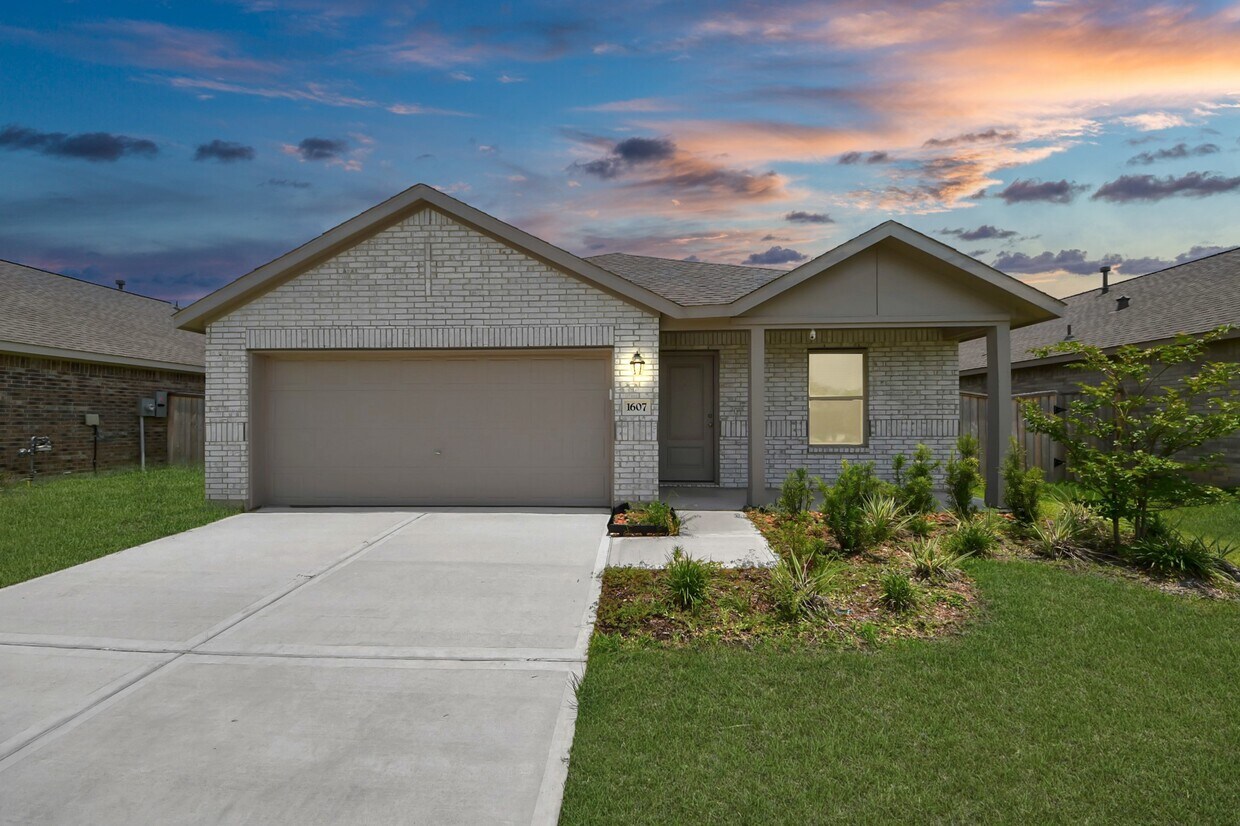 Primary Photo - 1607 Red Oak Dr