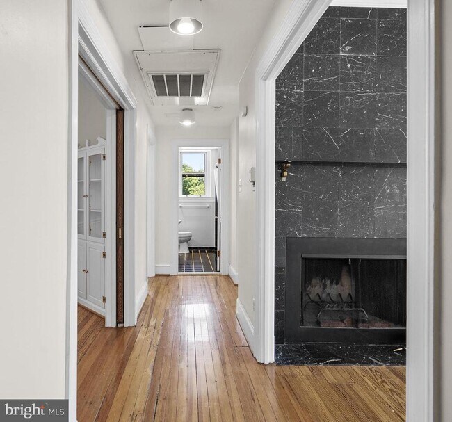 Foto del edificio - 3014 Dent Pl NW