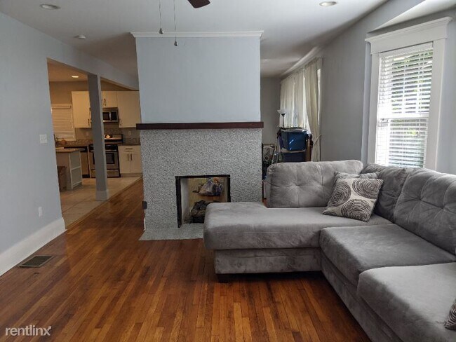 Building Photo - 4 br, 2.5 bath House - 310 Kings Highway