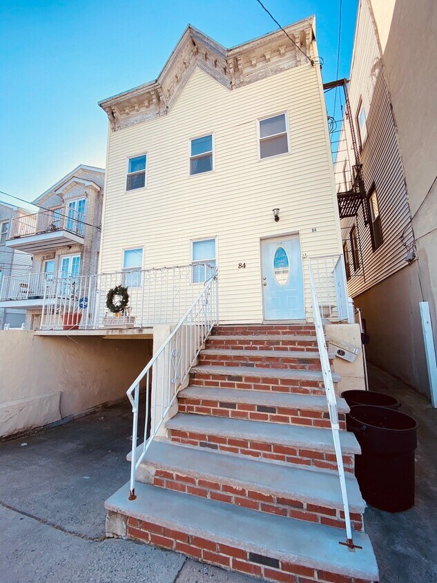 84 W 20th St Unit 1R, Bayonne, NJ 07002 Condo for Rent in Bayonne, NJ