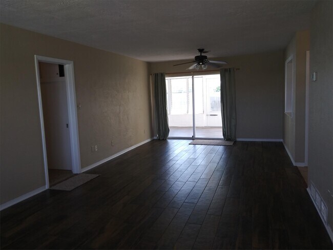 Building Photo - 32 Oakview Cir