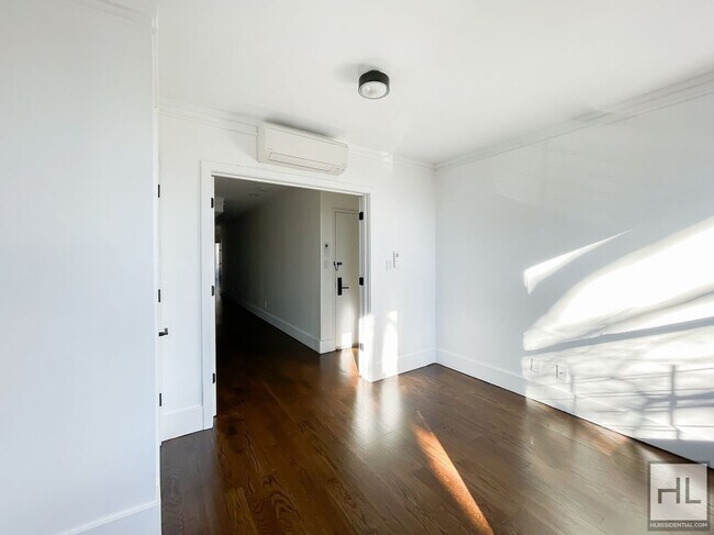 Foto del edificio - Carroll Gardens / 2-Bed 1-Bath / In-Unit Washer & Dryer