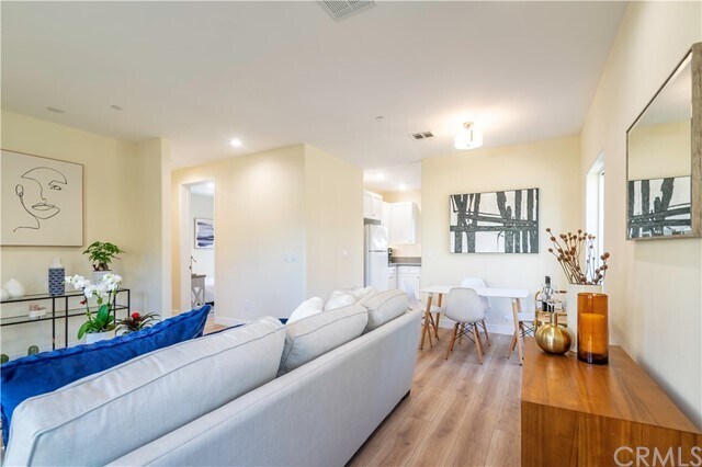 Building Photo - 716 N Stoneman Ave