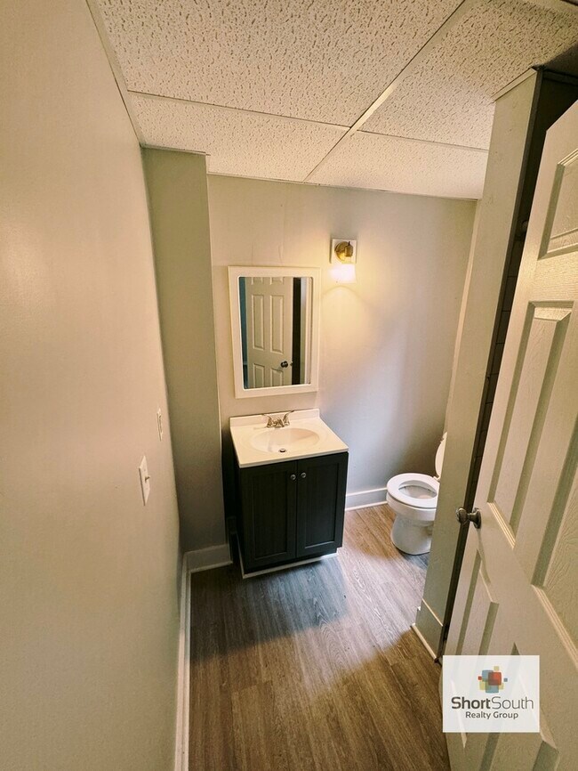 Foto del edificio - Unit 3 - Main Floor 1 Bedroom Apartment
