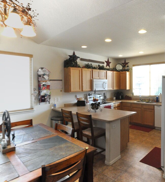 Building Photo - 3 bedroom 2.5 bathroom home with beautiful...