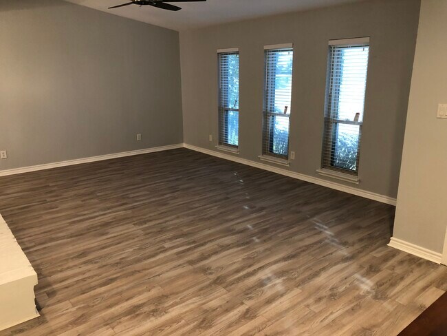 Building Photo - 407 Cambria Dr