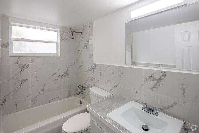 bathroom - Sans Souci Tennis Apartments