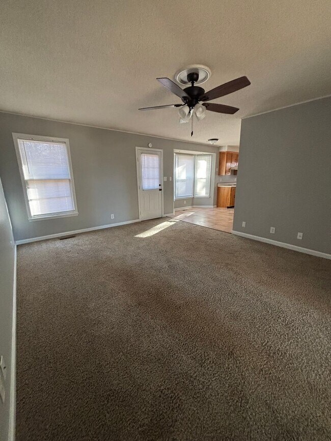 Building Photo - Charming 3 bd/2 ba with Basement!! Home Ne...