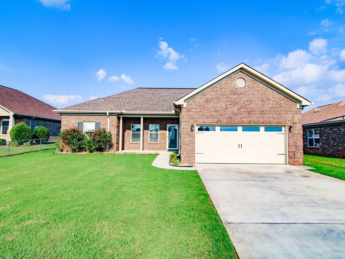 Foto principal - Nice home with large fenced in backyard!