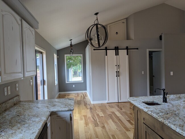 Building Photo - 100 Meadowsweet Pl