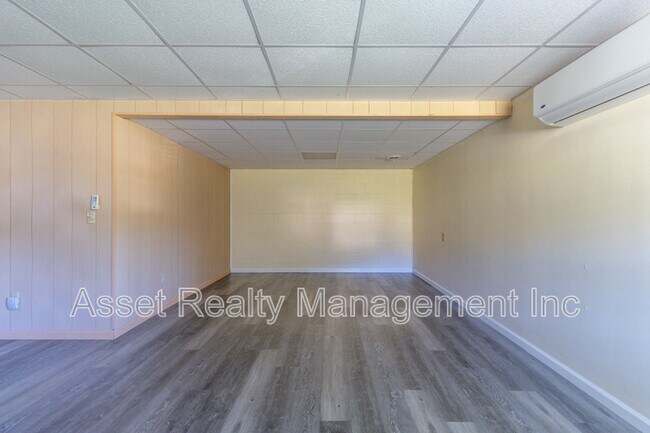 Building Photo - 1227 Village Dr