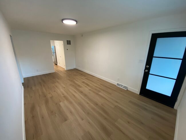 Sala de estar de la puerta de entrada - 1108 Constitution Ave