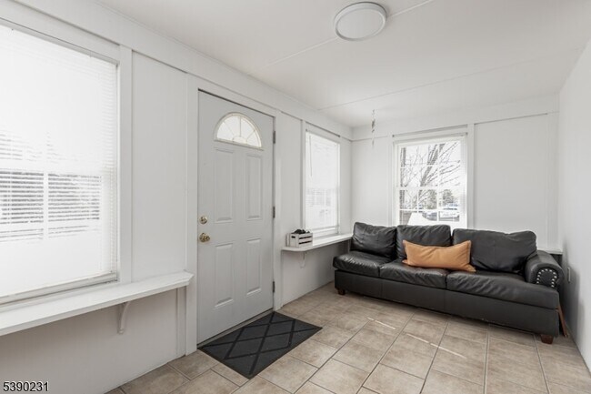 Foto del edificio - 74 Caldwell Pl