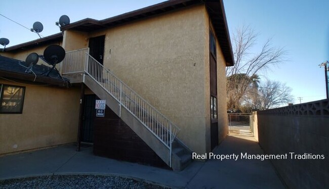 Building Photo - 2+1 Upstairs Apartment in Rosamond