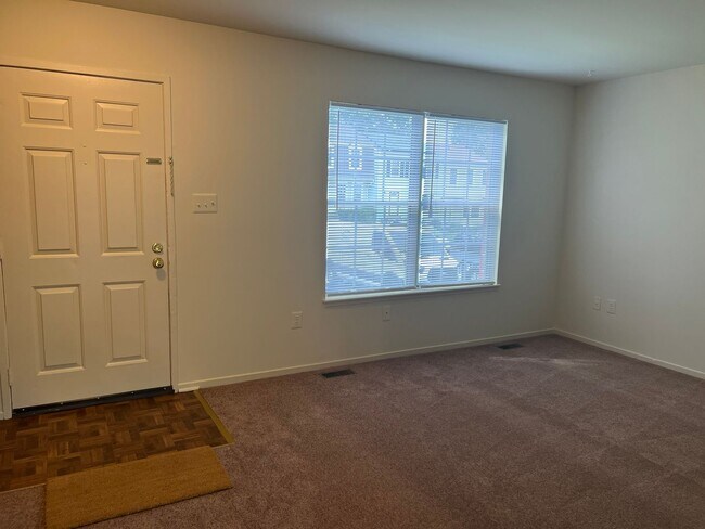 Building Photo - Spacious Townhome Close To EVERYTHING