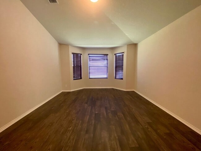 Building Photo - Gorgeous 4 bed/2.5 bath home in a great lo...