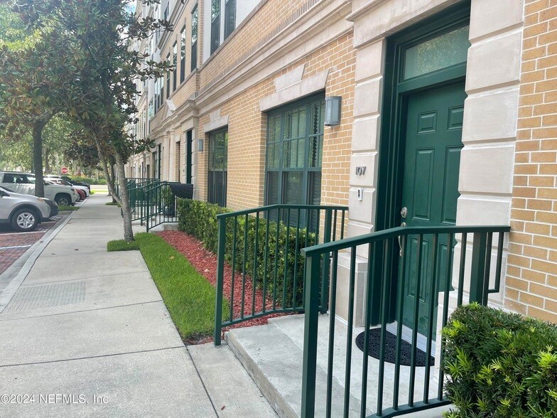 Primary Photo - 1661 Riverside Avenue Unit 107