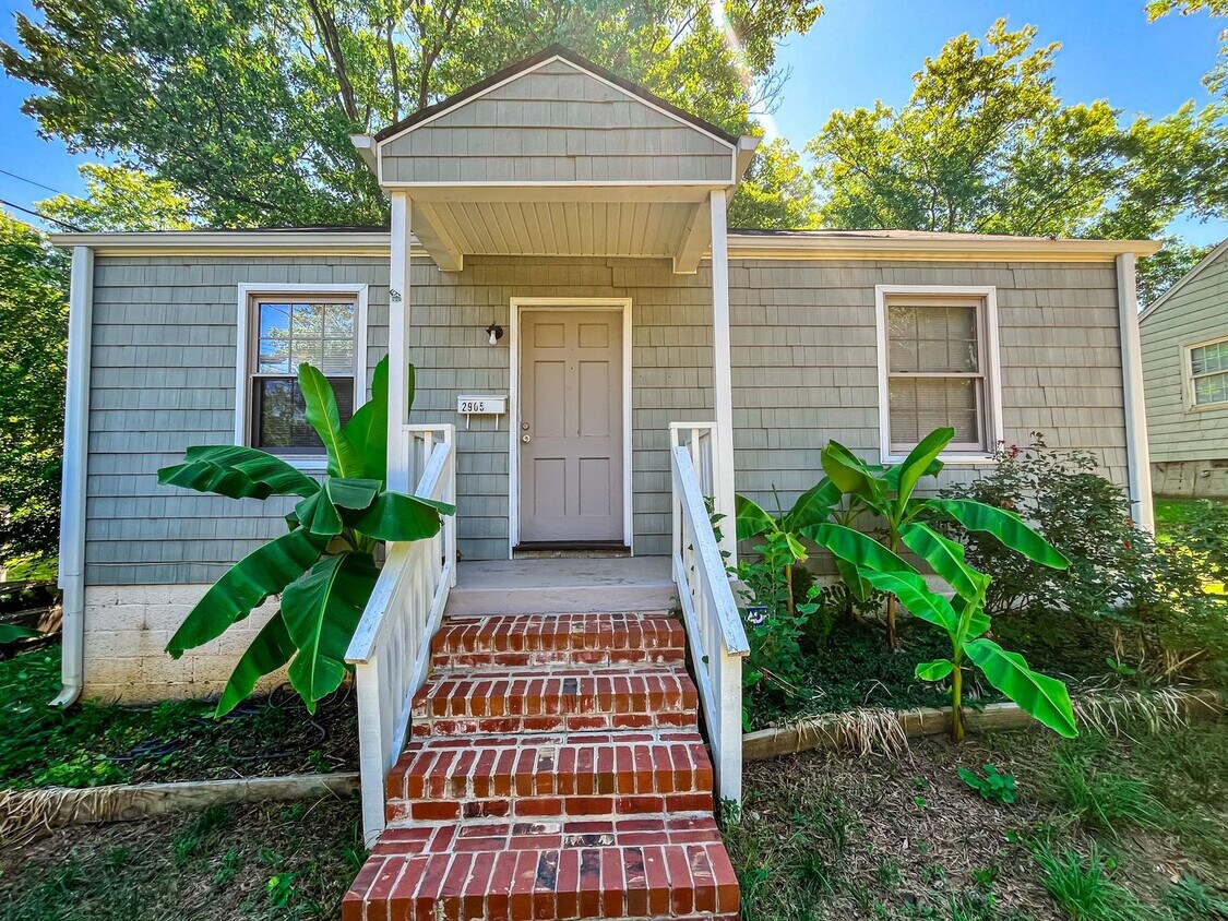 Primary Photo - Charming bungalow 2 Bedrooms, 1 Bathroom i...