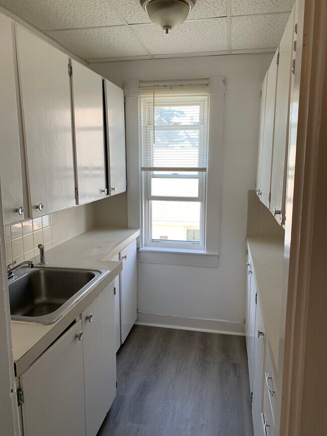 268 Bartlett St Unit 2, Manchester, NH 03102 Apartments in Manchester