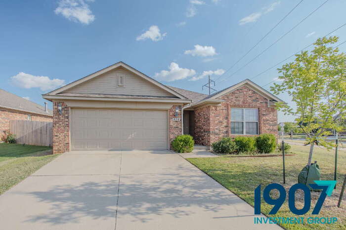 Primary Photo - Charming 3-Bedroom Home in Norman - Availa...