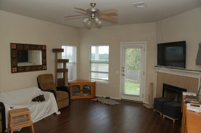 Foto del edificio - 3229 Long Day Dr