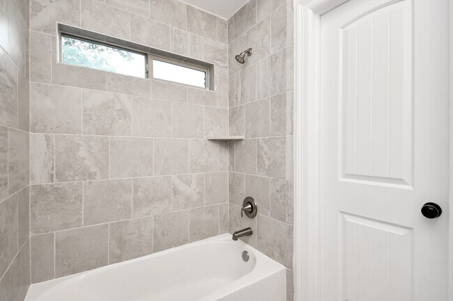 Foto del edificio - 1411 Upland Arbor Dr