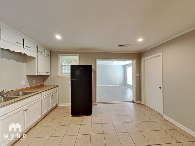 Building Photo - 2611 Lake Harbin Rd
