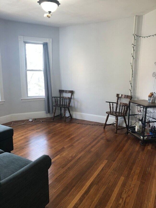 Building Photo - 3 bed 2 bath in Mission Hill.....